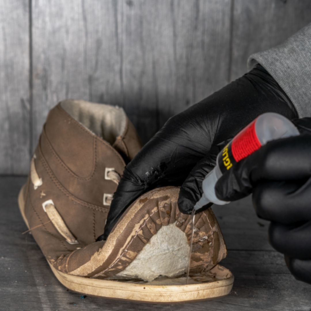 Reparatur eines Schuhs mit Klebstoff.
