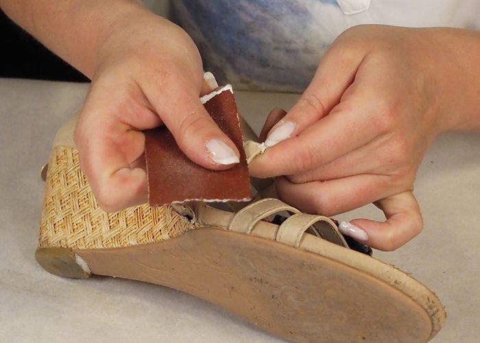 Schnelle Schuhreparatur: Kleben einer Sandale mit HG Power Glue.