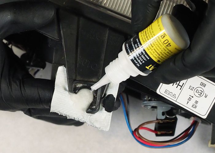 Scheinwerferaufhängung kaputt - mit HG Power Glue ist das schnell repariert